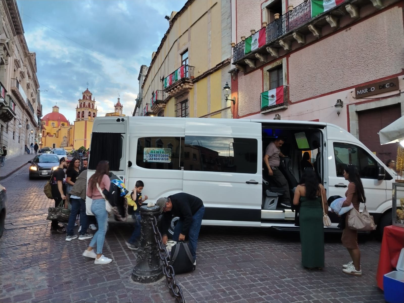 Familia disfrutando su viaje